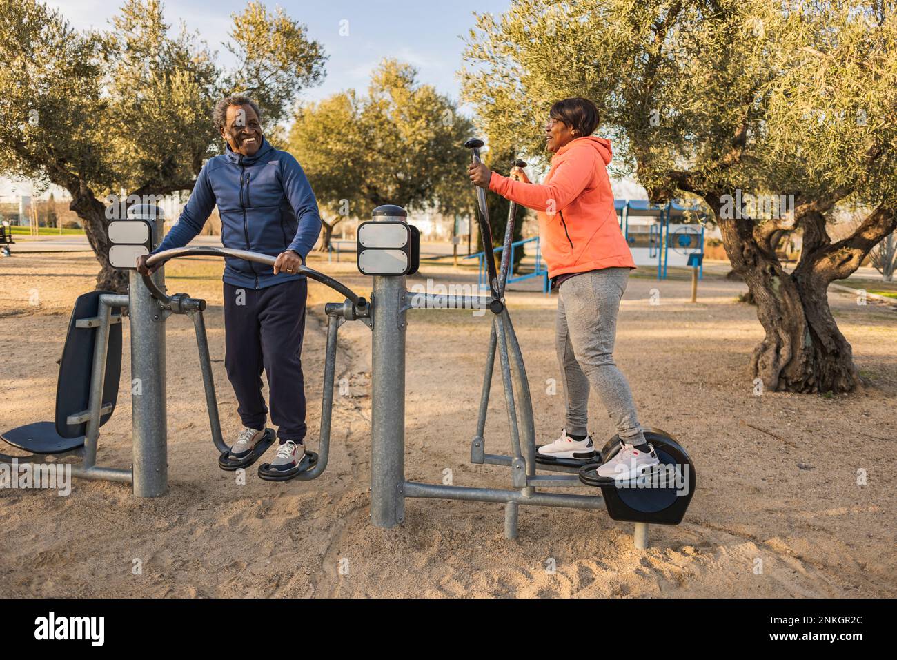Glückliches Seniorenpaar, das an der Outdoor-Ausrüstung im Park trainiert Stockfoto