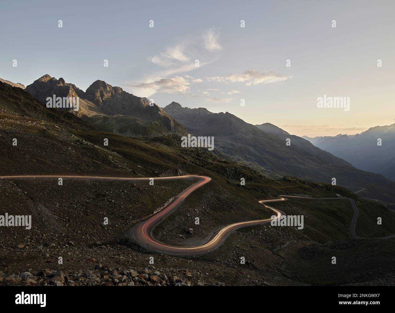 Österreich, leichte Pfade entlang des gewundenen Bergpasses in den Alpen Stockfoto