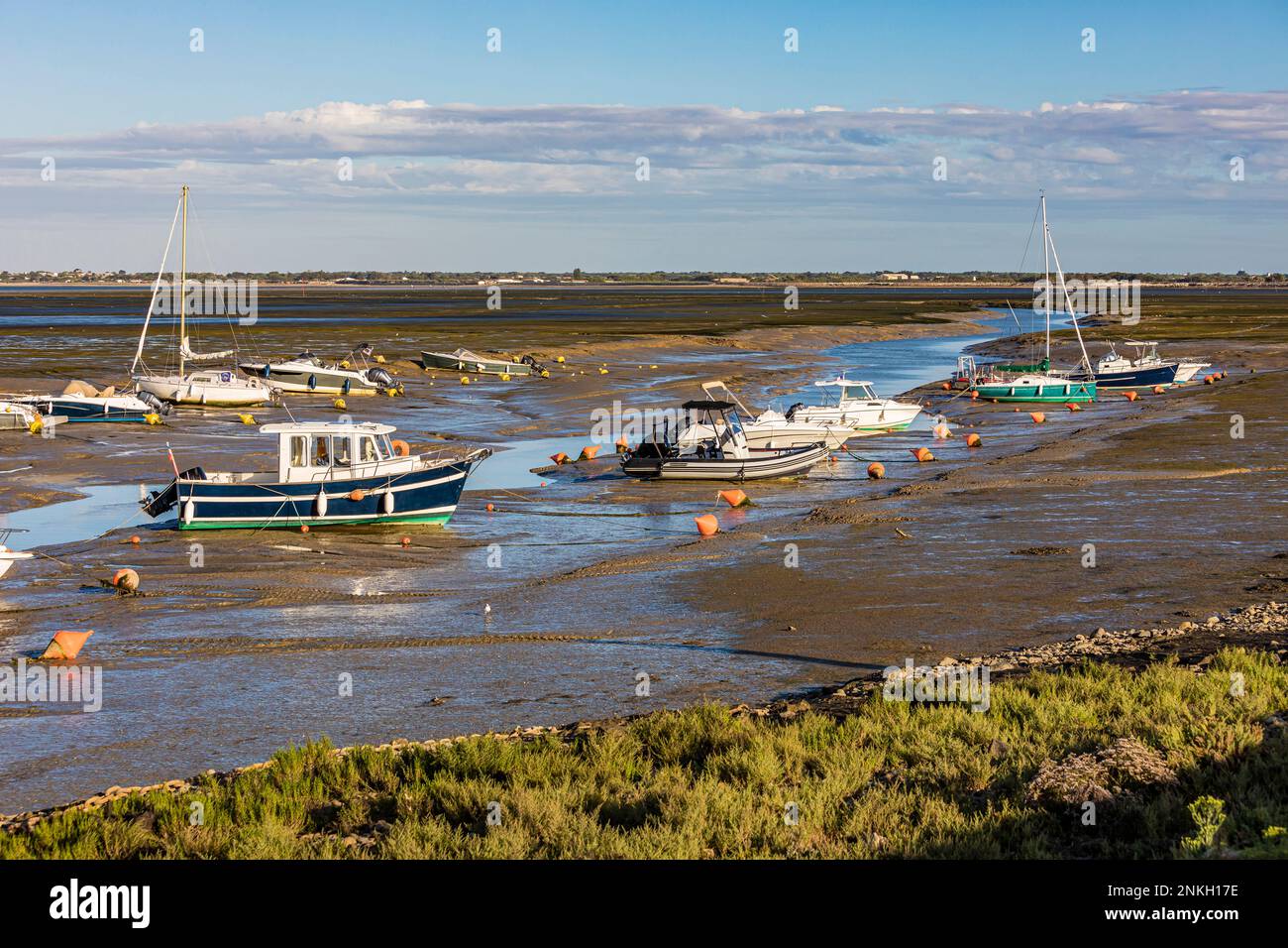 Frankreich, Nouvelle-Aquitaine, Loix, Boote sind am Strand abgehauen Stockfoto