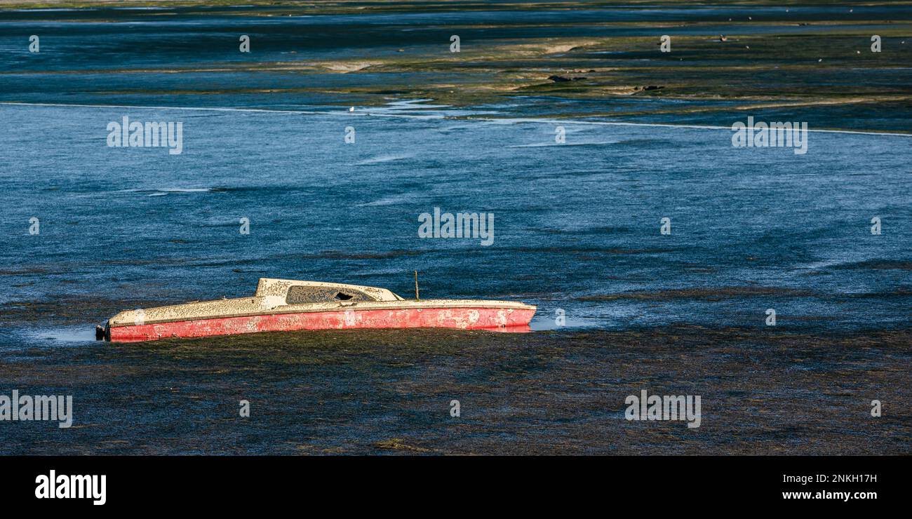 Frankreich, Nouvelle-Aquitaine, Loix, Fischerboot verlassen an der Küste Stockfoto