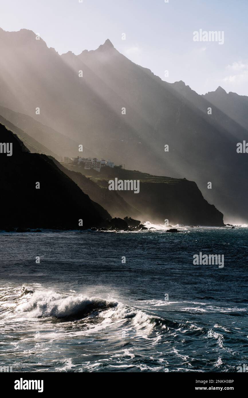 Spanien, Kanarische Inseln, Küstengebirge der Macizo de Anaga Range in der Dämmerung Stockfoto