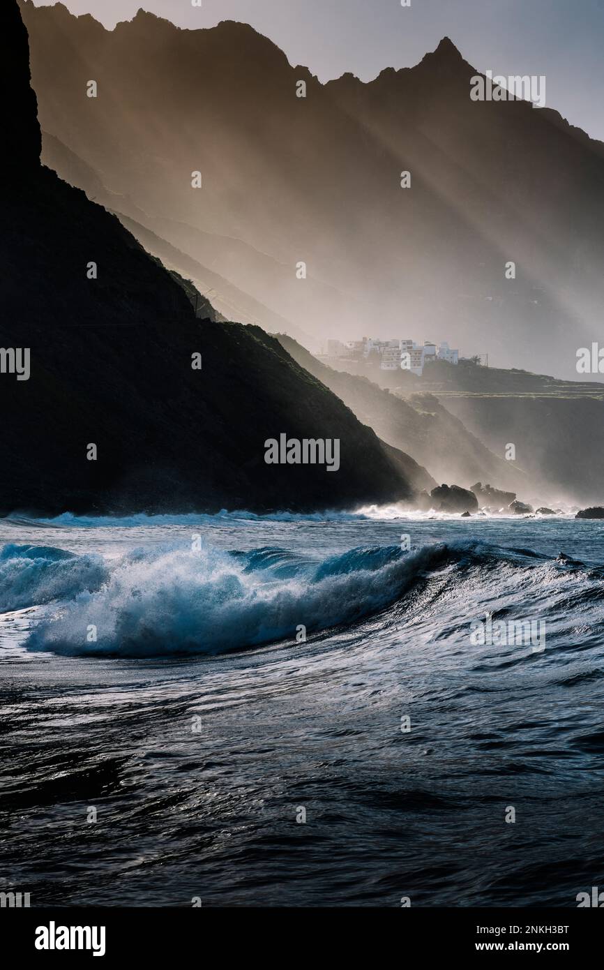 Spanien, Kanarische Inseln, Küstengebirge der Macizo de Anaga Range in der Dämmerung Stockfoto