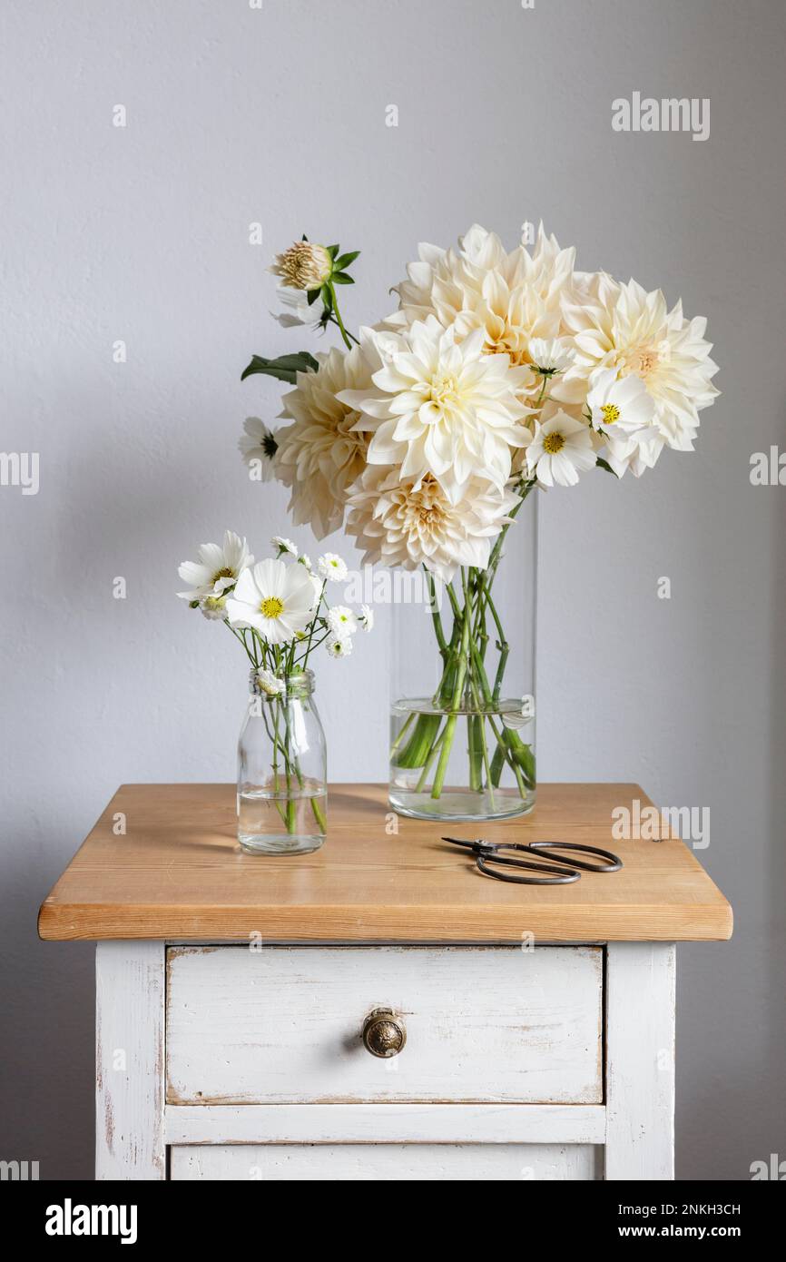 Blumensträuße der Saison auf dem Nachttisch Stockfoto