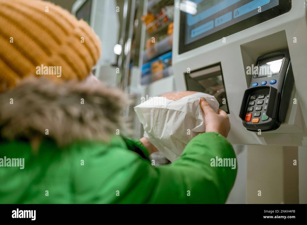 Scanpaket für Jungen mit Strichcodeleser im Geschäft Stockfoto