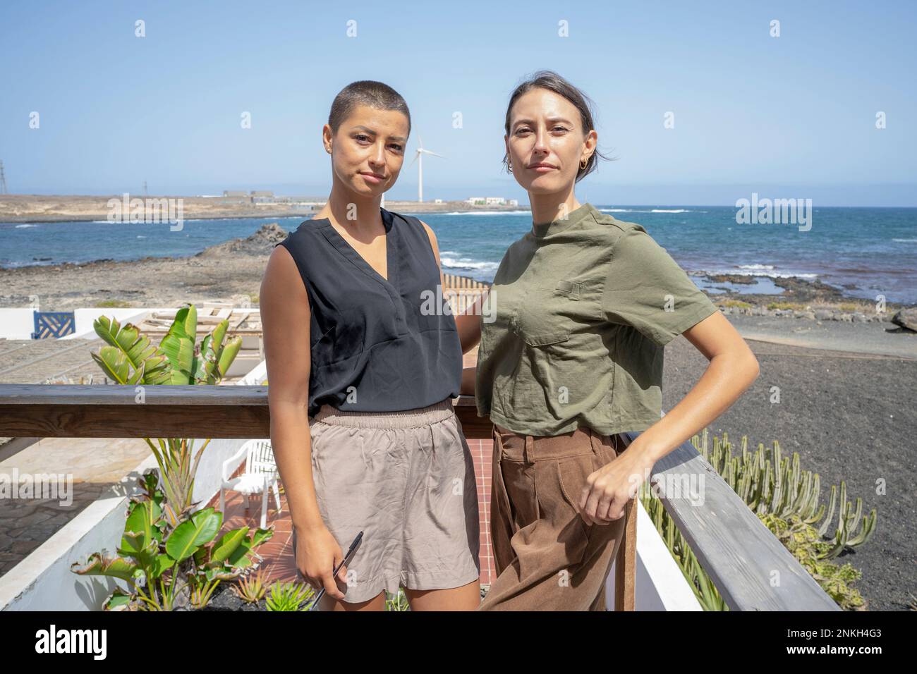 Selbstbewusste Frauen stehen zusammen auf dem Balkon Stockfoto