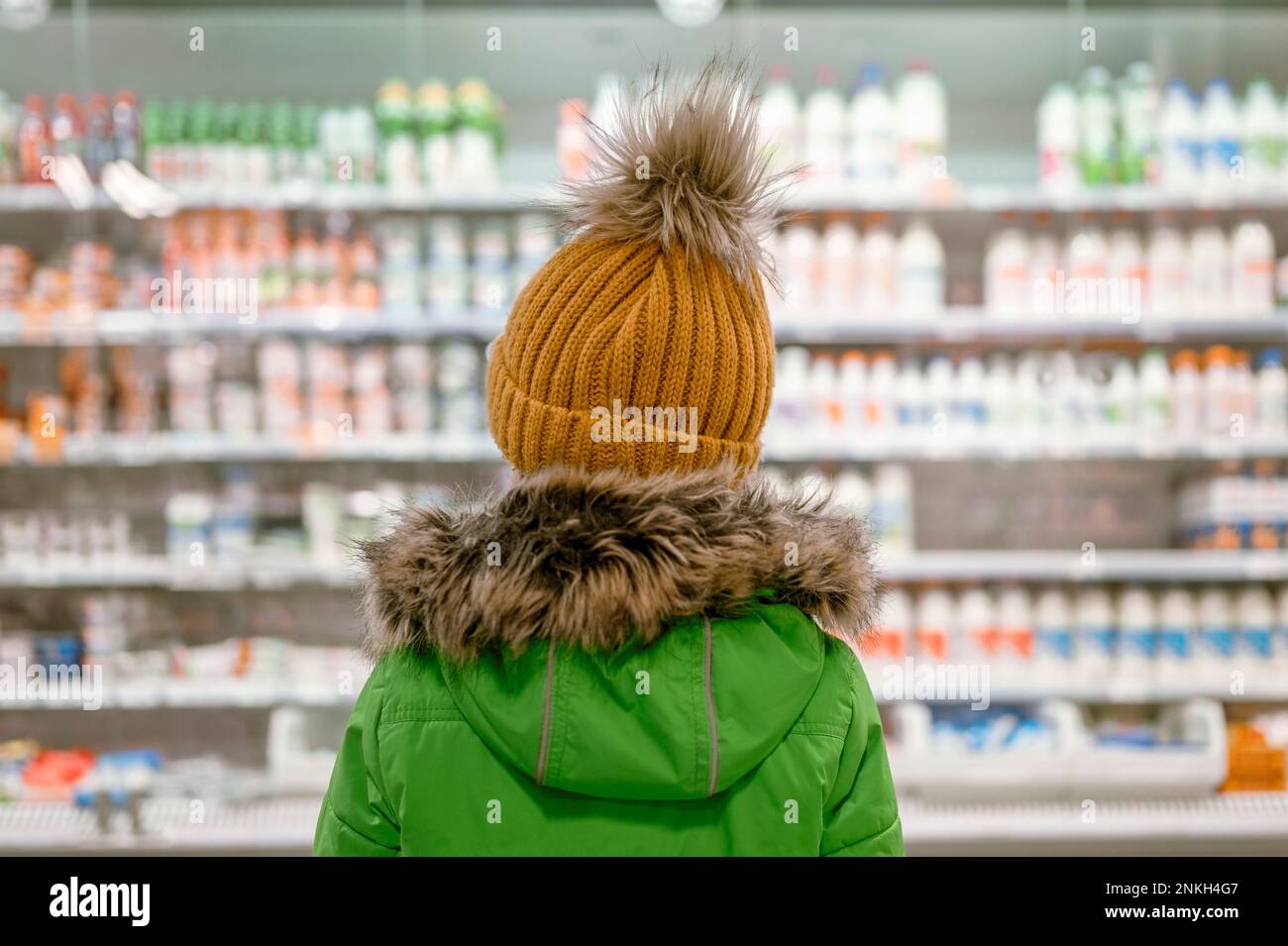 Ein Junge mit Parka-Mantel im Laden Stockfoto