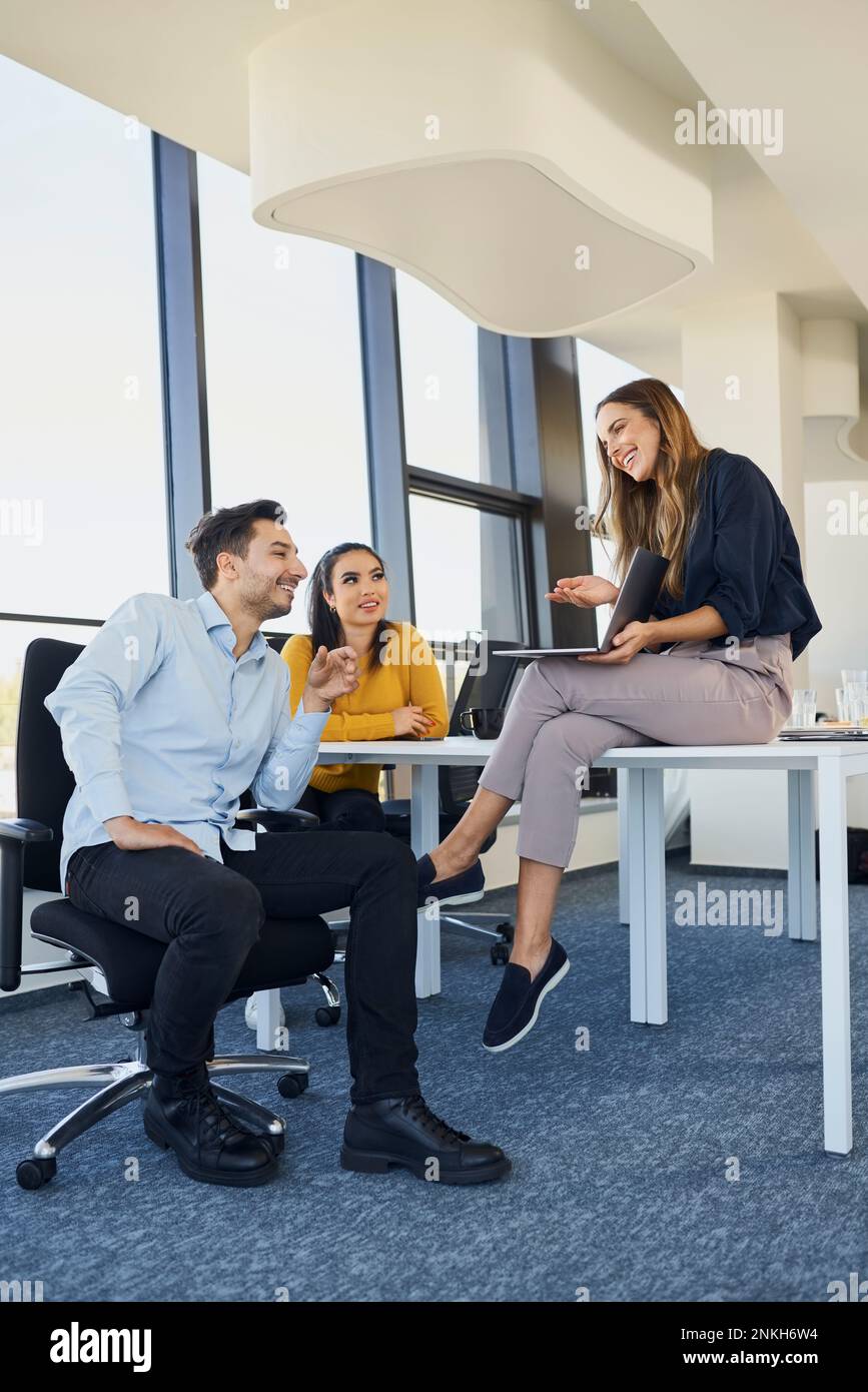 Lächelnde Geschäftskollegen bei Meetings am Arbeitsplatz Stockfoto