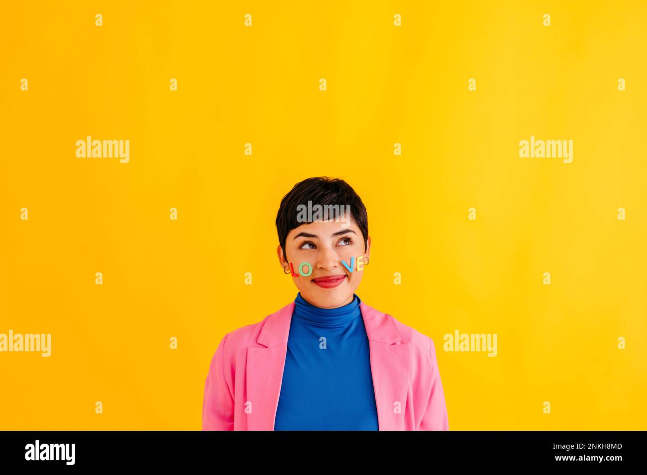 Yellow smiling face stickers -Fotos und -Bildmaterial in hoher Auflösung –  Alamy