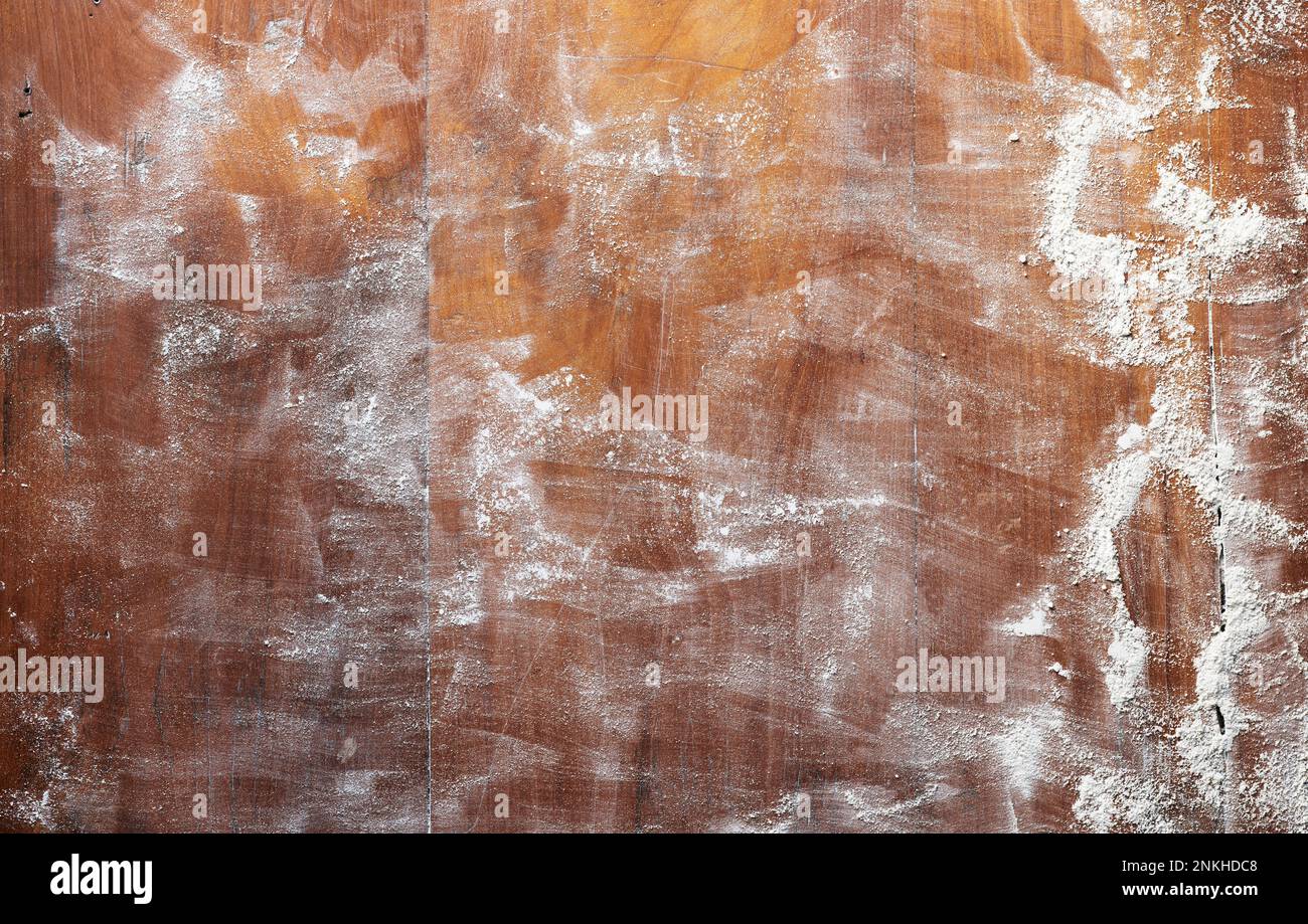 Holztisch mit Mehl bedeckt Stockfoto