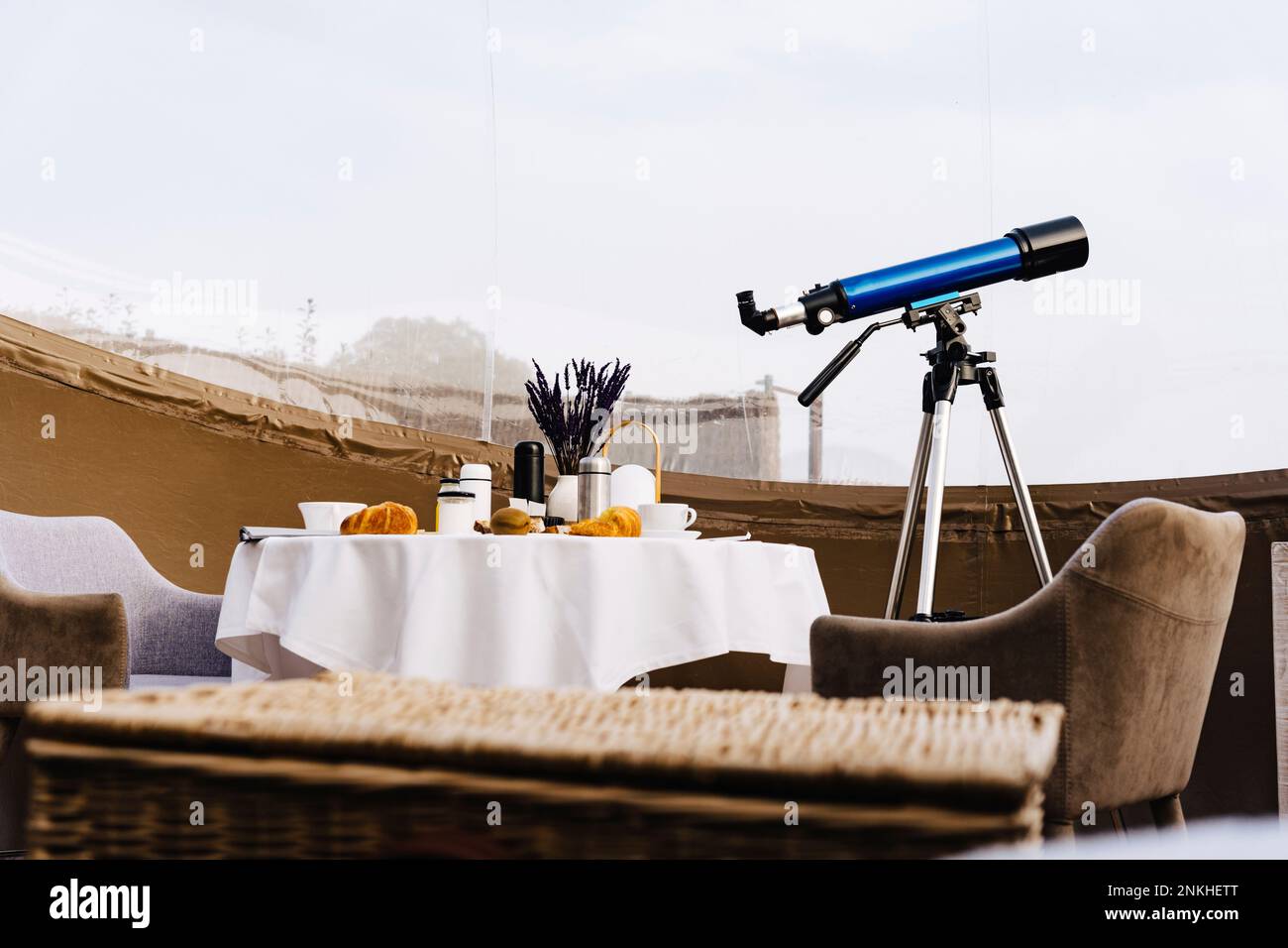 Teleskop und Esstisch im Kuppelzelt Stockfoto