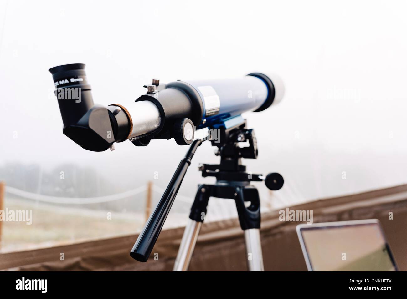 Teleskop im Kuppelzelt des Hotels Stockfoto