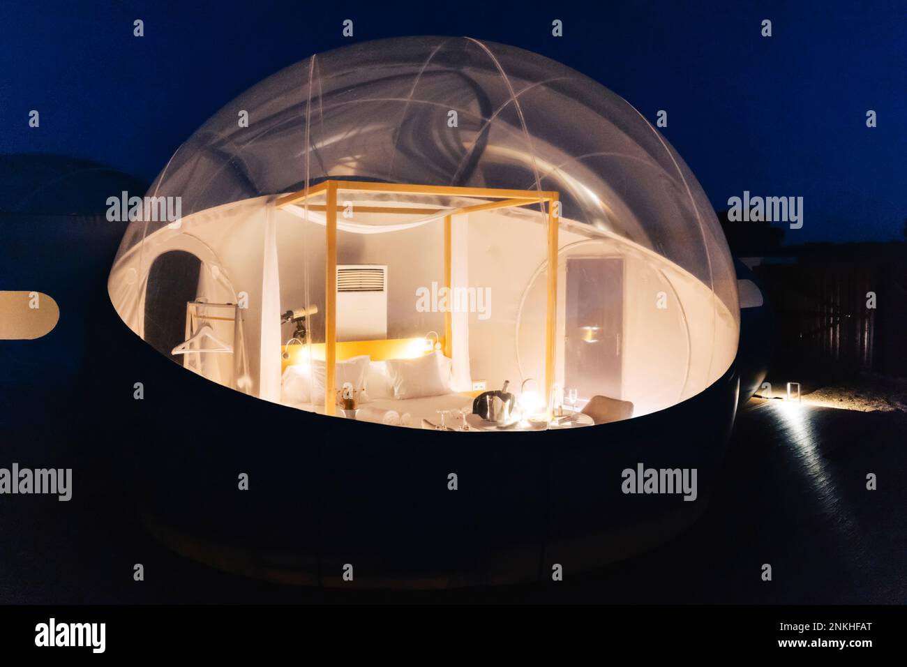 Beleuchtetes Kuppelzelt bei Nacht Stockfoto