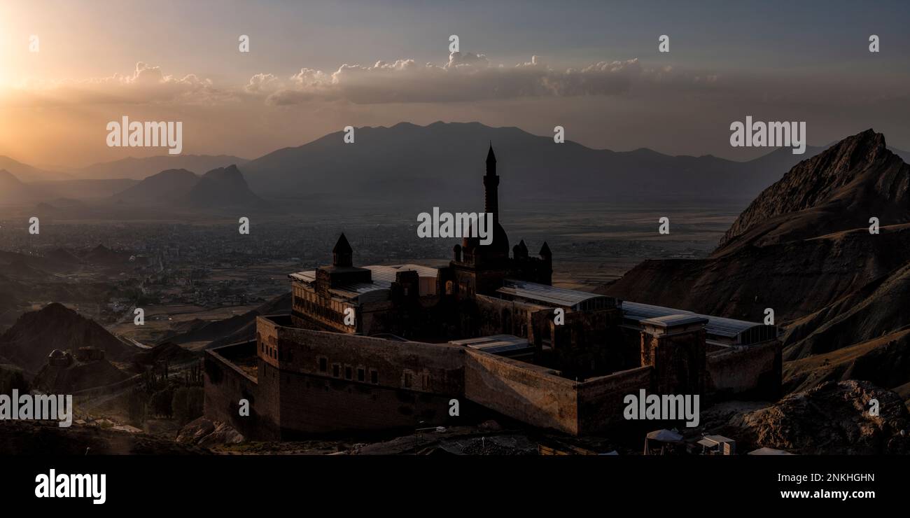 Isak Pasa Sarayi Palast am Gebirgskette bei Sonnenuntergang, Dogubeyazit, Türkei Stockfoto