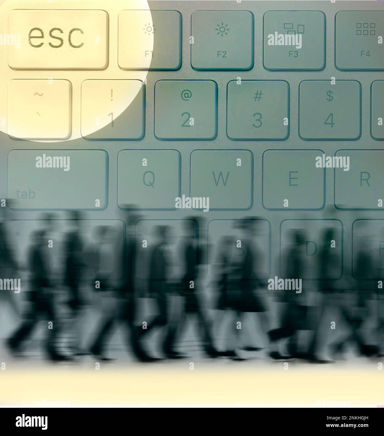 Verschwommene Bewegung einer Gruppe von Personen, die an der Tastatur vorbeigehen, mit hervorgehobener ESC-Taste Stockfoto