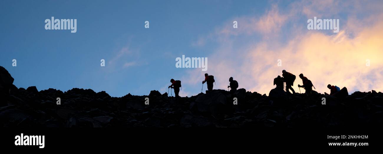 Silhouettenfreunde wandern bei Sonnenuntergang auf dem Ararat Stockfoto