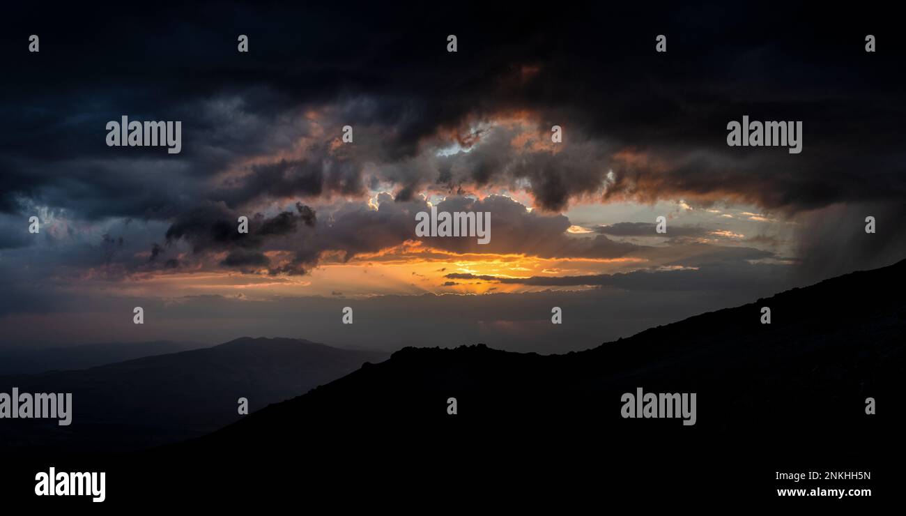 Silhouette des Mount Ararat unter bewölktem Himmel bei Sonnenuntergang Stockfoto