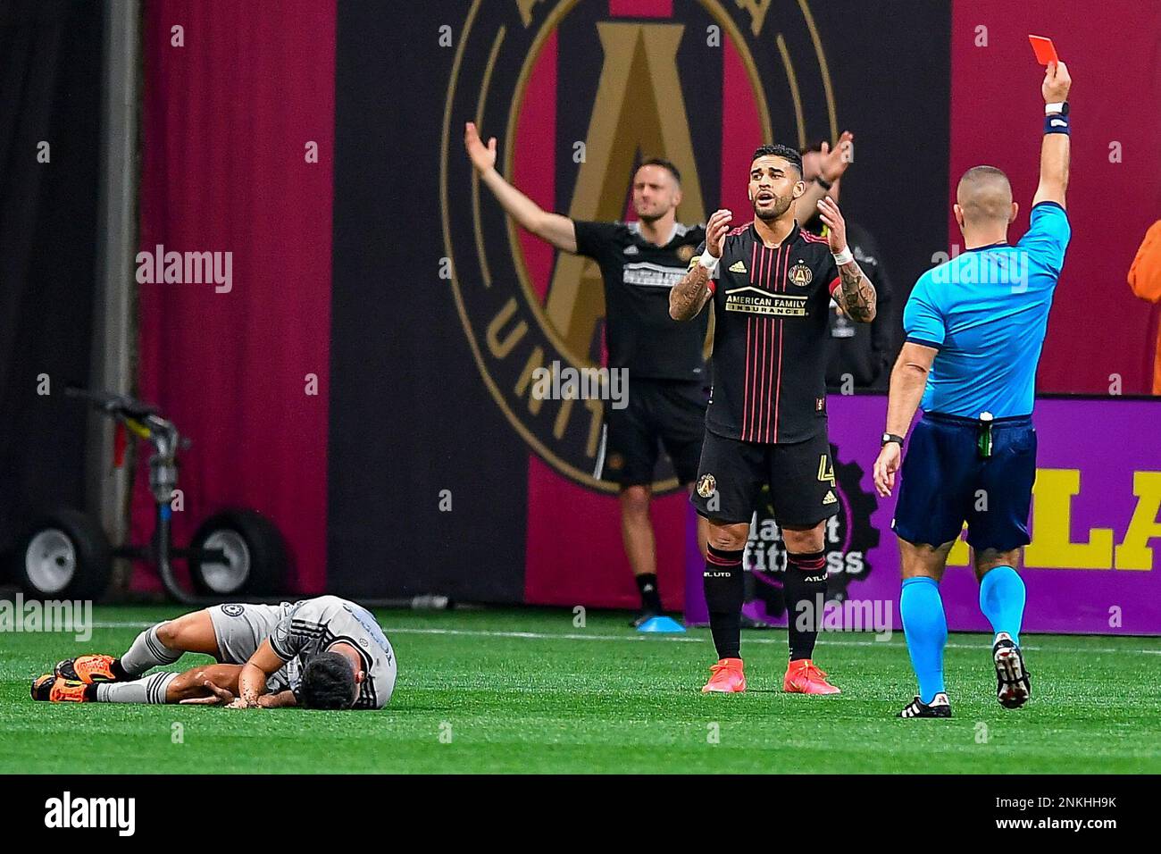 ATLANTA, GA – MARCH 19: Atlanta forward Dom Dwyer (4) is issued a red card by referee Chris Penso during the MLS match between CF Montreal and Atlanta United FC on March 19th, 2022 at Mercedes-Benz Stadium in Atlanta, GA. (Photo by Rich von Biberstein/Icon Sportswire) (Icon Sportswire via AP Images) Stockfoto