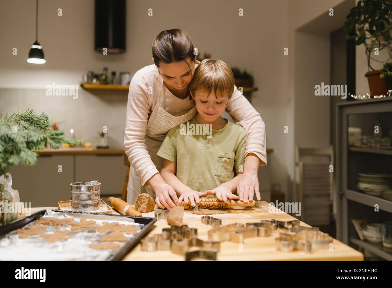 Mutter und Sohn machen Ingwerkekse in der Küche zu Hause Stockfoto