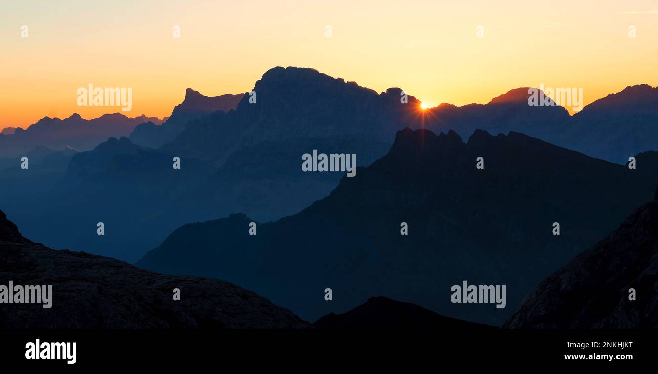 Silhouette der Bergketten bei Sonnenaufgang, Dolomiten, Italien Stockfoto