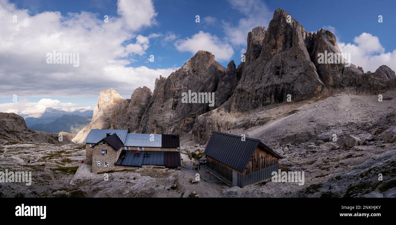 Häuser vor dem Berg Cima del Focobon in Rifugio Mulaz, Dolomiten, Italien Stockfoto