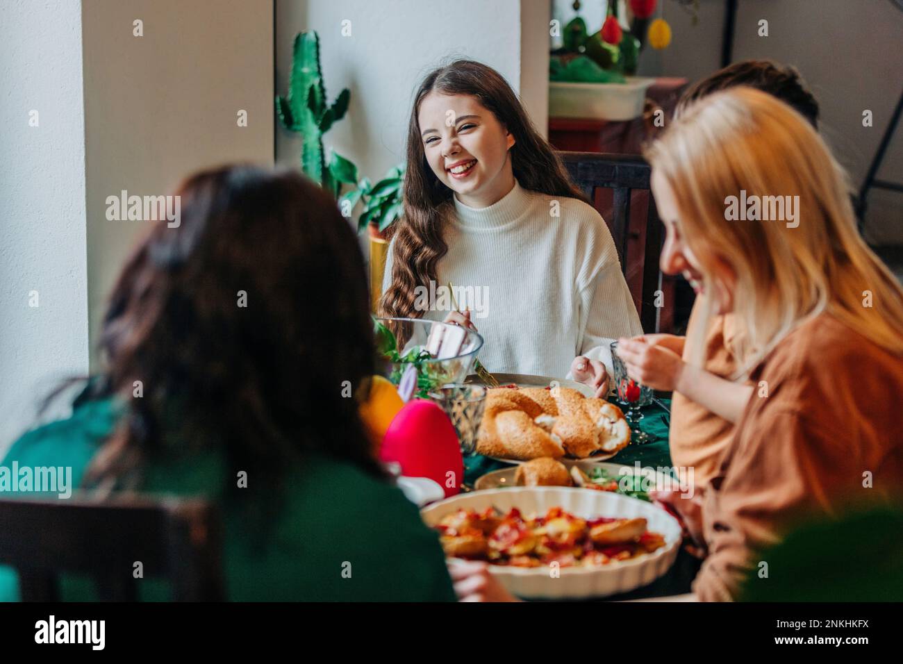 Glückliche Familie, die zu Hause zusammen zu Ostern zu Abend isst Stockfoto