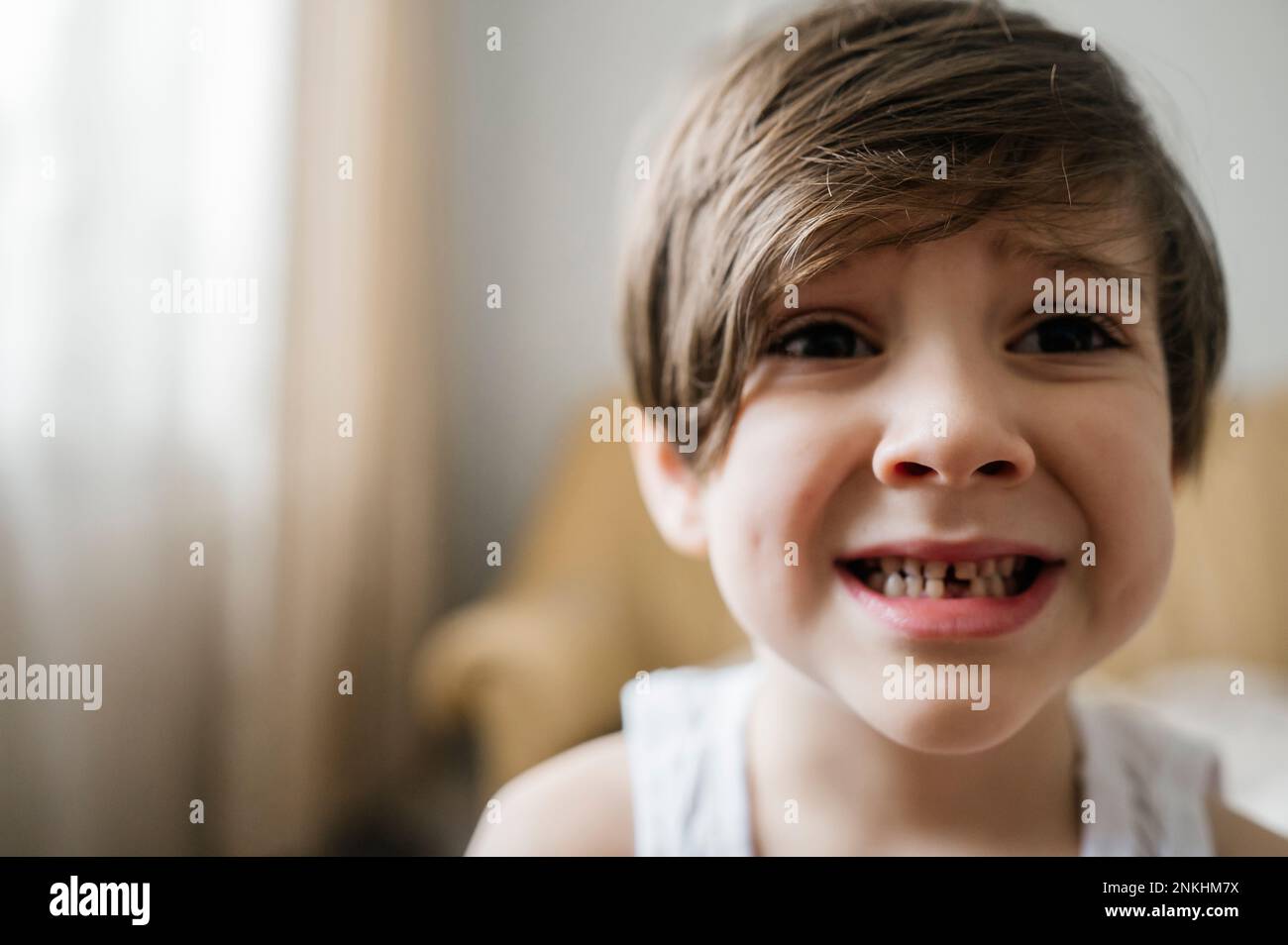 Ein Junge mit Zahnlücke zu Hause Stockfoto