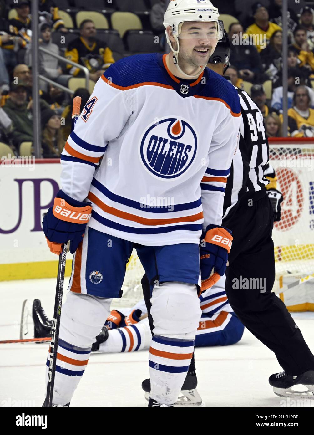 Pittsburgh, Usa. 23. Februar 2023. Das Edmonton Oilers Center Devin Shore (14) lächelt am Donnerstag, den 23. Februar 2023, in der PPG Paints Arena in Pittsburgh im dritten Zeitraum des 7-2-Gewinns. Foto: Archie Carpenter/UPI Credit: UPI/Alamy Live News Stockfoto