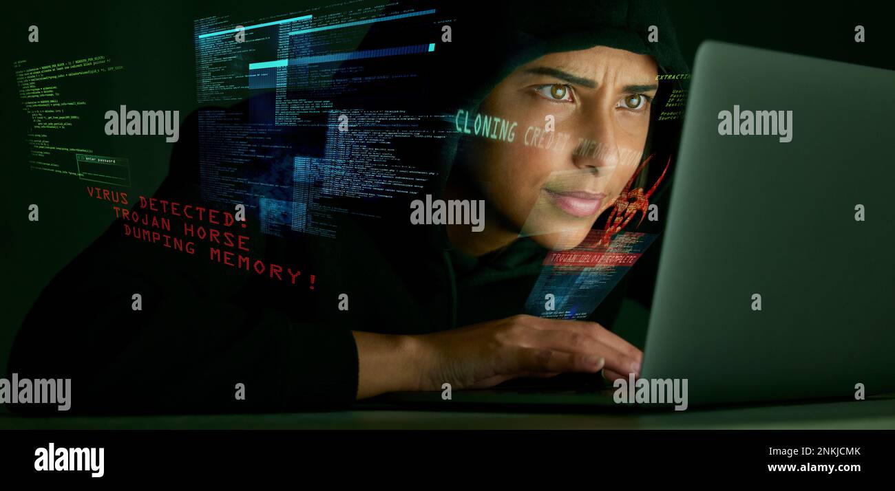 Indische Frau, Hacker und Code-Overlay von Bank- und Kreditkartenbetrug mit Codierungsgrafik. Programmierer, Kriminelle und Finanzsoftware-Hacker mit einem Stockfoto