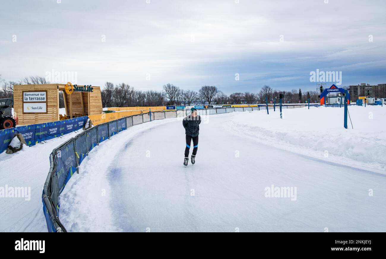 Ein Skater kreist um die Eislaufbahn, die jeden Winter in den Plains of Abraham, einem historischen Gebiet im Battlefields Park, installiert wird. Stockfoto