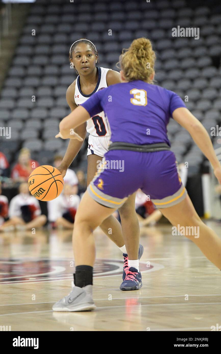 EVANSVILLE, IN - MARCH 05: Tuti Jones (0) guard Belmont University Bruins consider a break with the basketball against Megan Clark (3) guard Tennessee Tech Golden Eagles during the Ohio Valley Conference (OVC) Tournament Championship, Saturday, March 5, 2022, at Ford Center in Evansville, Indiana. (Photo by David Allio/Icon Sportswire) (Icon Sportswire via AP Images) Stockfoto