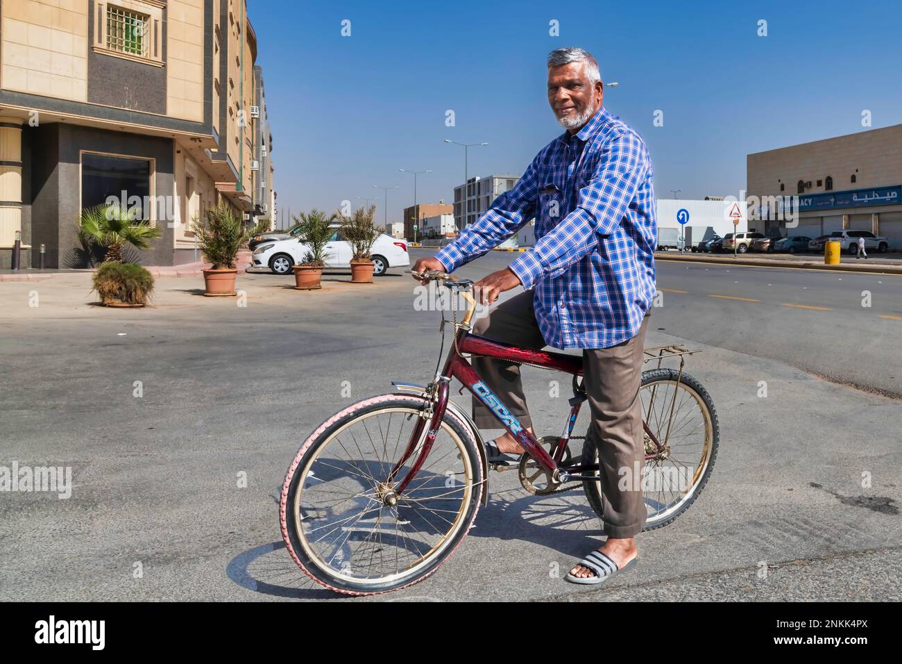 Ein Typ von hier auf dem Fahrrad Stockfoto