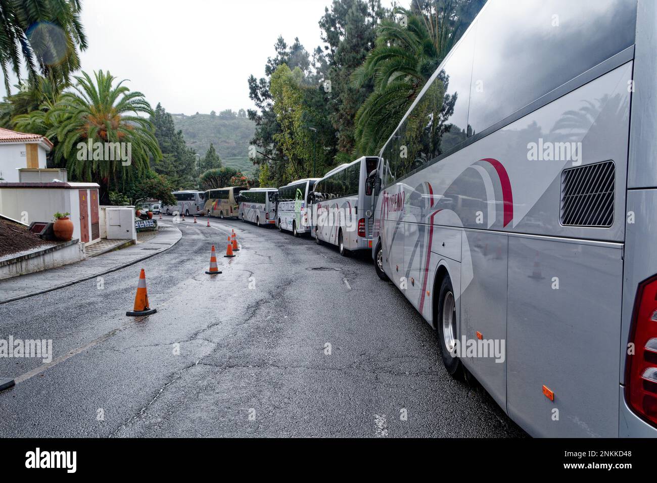 Tourbusse standen an, um die Stadt Teror auf Gran Canaria zu besuchen - gewidmet der Jungfrau Maria. Stockfoto