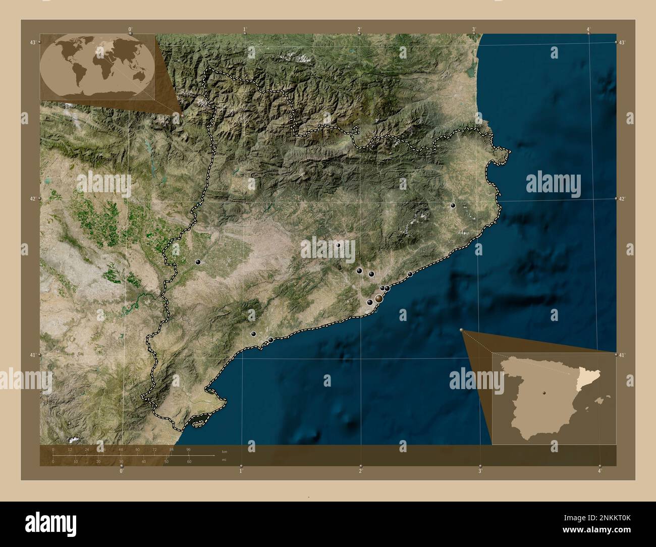 Katalonien, autonome Gemeinschaft Spaniens. Satellitenkarte mit niedriger Auflösung. Standorte der wichtigsten Städte der Region. Eckkarten für zusätzliche Standorte Stockfoto