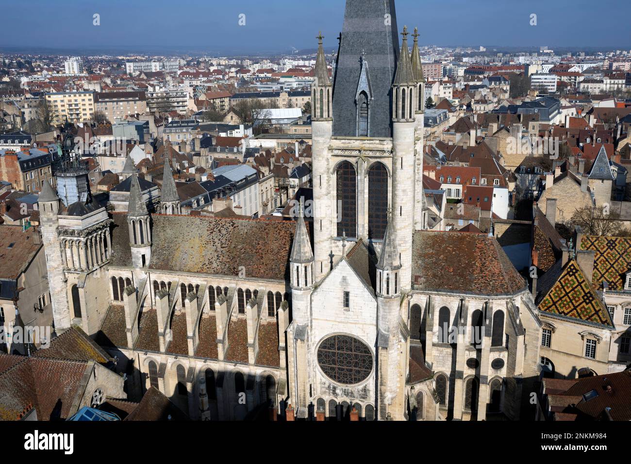 Berühmter Blick auf Notre-Dame-de-Dijon mit Stadt im Hintergrund, Dijon, Frankreich. Stockfoto