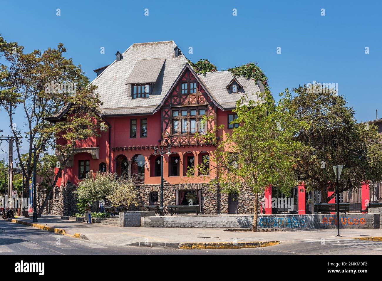 Blick auf das alte rote Gebäude am Plaza Camilo Mori in Bellavista, Santiago, Chile Stockfoto