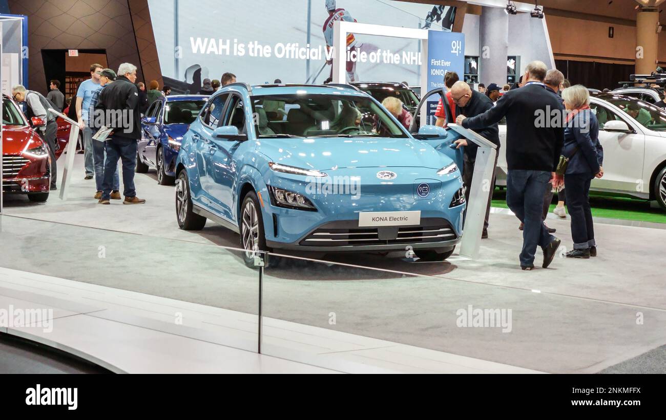 Auf der Auto-Messe sehen sich viele neue Automodelle an. Hyundai Kona Elektroauto ist ausgestellt. National Canadian Auto Show mit vielen Automarken. Toronto AUF Cana Stockfoto