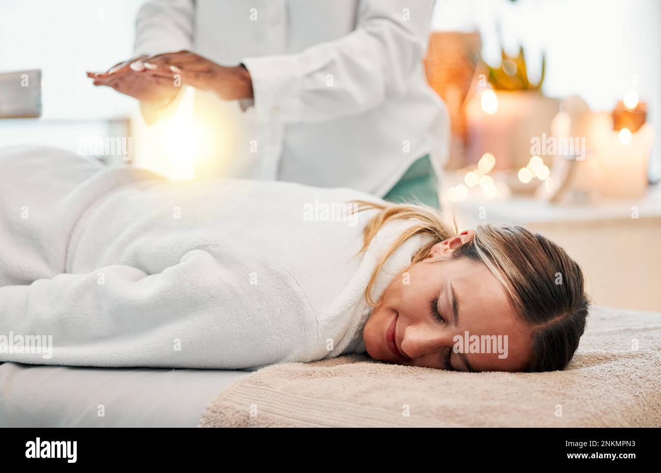 Entspannen Sie sich, reiki und die Frau im Spa für eine Chakra-Therapie mit Lichtenergie und ganzheitlicher Medizin. Spirituelle Heilung, Gleichgewicht und Zen, Person mit Stockfoto