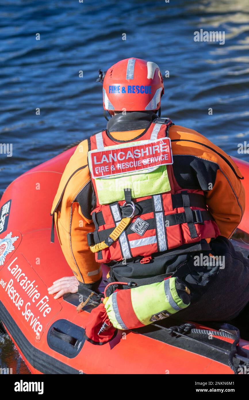 Lancashire Fire and Emergency Rescue Team an einem Trainingstag in Maritime Way, Preston Docks. Die Vollzeit-Feuerwehr, die 2 Tage und 2 Nächte pro Woche arbeitet, trainiert und verfeinert ihre Fähigkeiten mit einem Zodiac MILPRO Rib Boot in Preston Docks, Riversway, Großbritannien Stockfoto