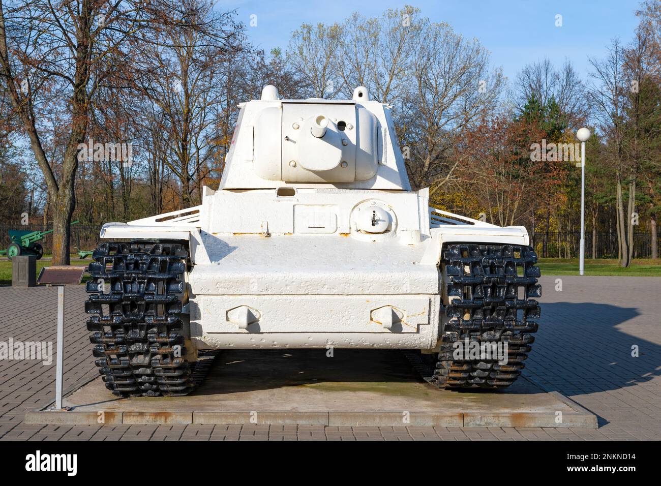 KIROVSK, RUSSLAND - 24. OKTOBER 2023: Sowjetischer Schwertank KV-1 in der Straßenausstellung des Museums „Breakthrough of the Belagge of Leningrad“ an einem sonnigen Ort Stockfoto