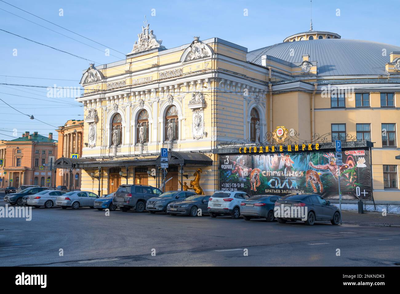 SANKT PETERSBURG, RUSSLAND - 09. FEBRUAR 2023: Zentraler Eingang des ältesten Zirkus in Russland (Cinizelli Circus) an einem Februar Nachmittag Stockfoto