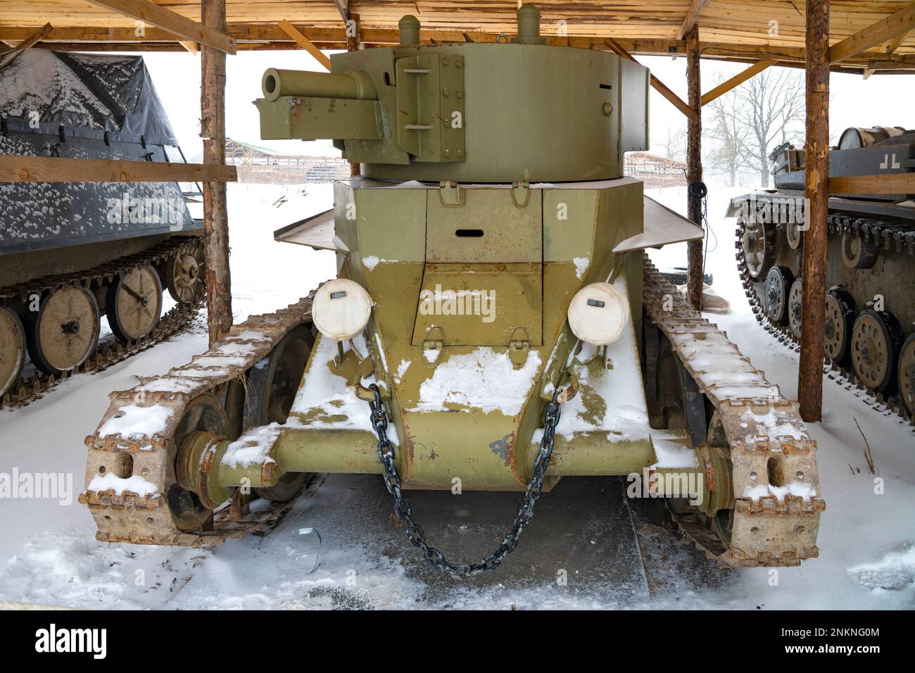 KRASNOE SELO, RUSSLAND - 19. FEBRUAR 2023: Sowjetischer Leuchtstofftank BT-7 mit kurzer 76-mm-Pistole Nahaufnahme. Militärisch-historischer Park „Steel Landing“ Stockfoto