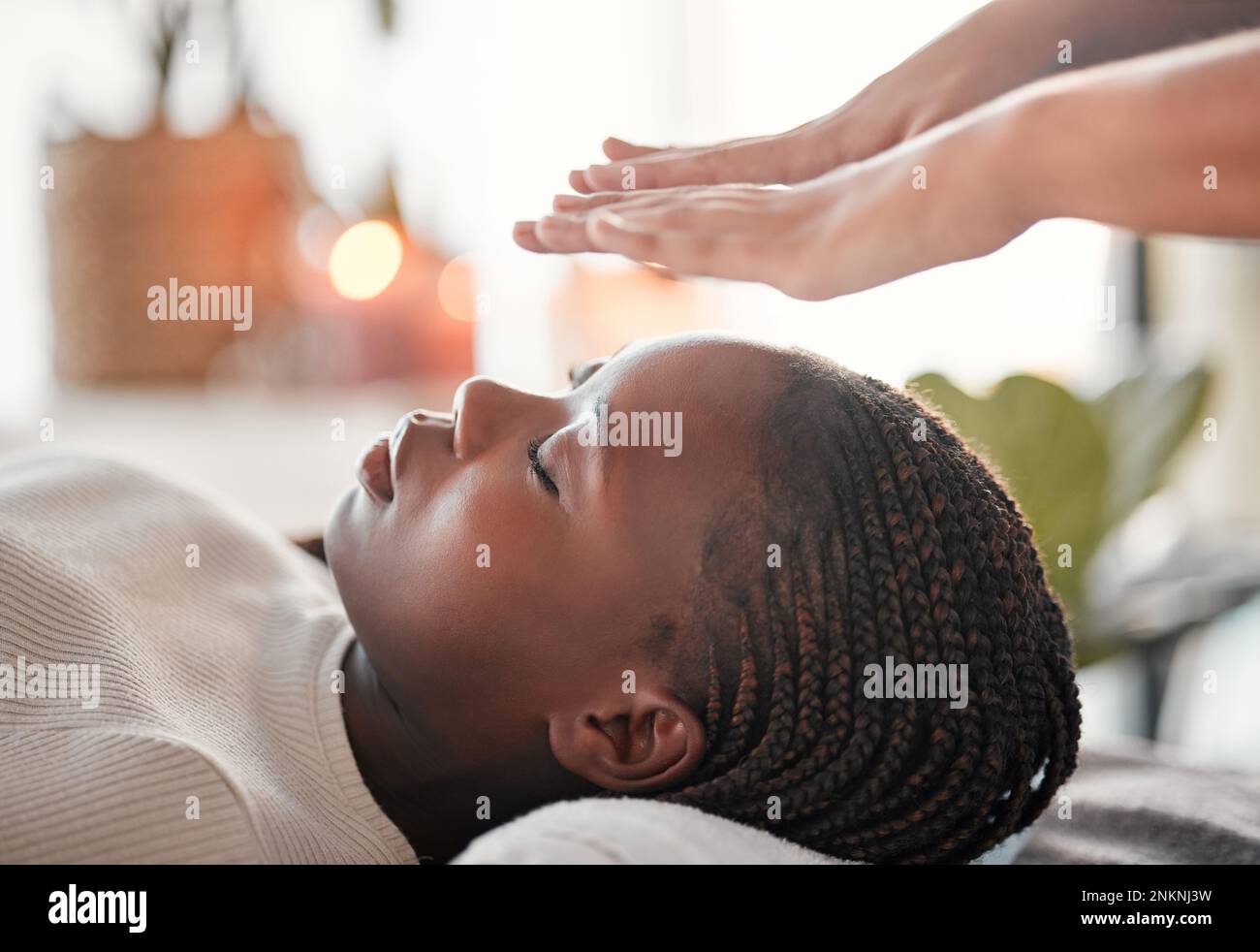 Relax, reiki und schwarze Frau liegen im Spa für spirituelle Chakra-Therapie und alternative Medizin. Heilung, Gleichgewicht und Zen, Mensch mit Frieden Stockfoto