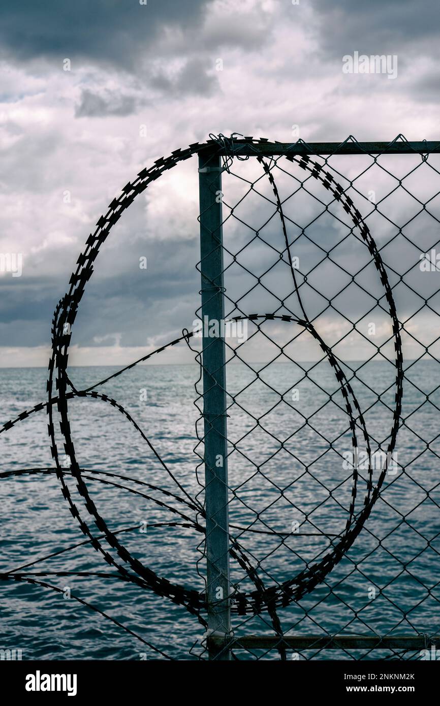 Zaun am Mittelmeer Stockfoto