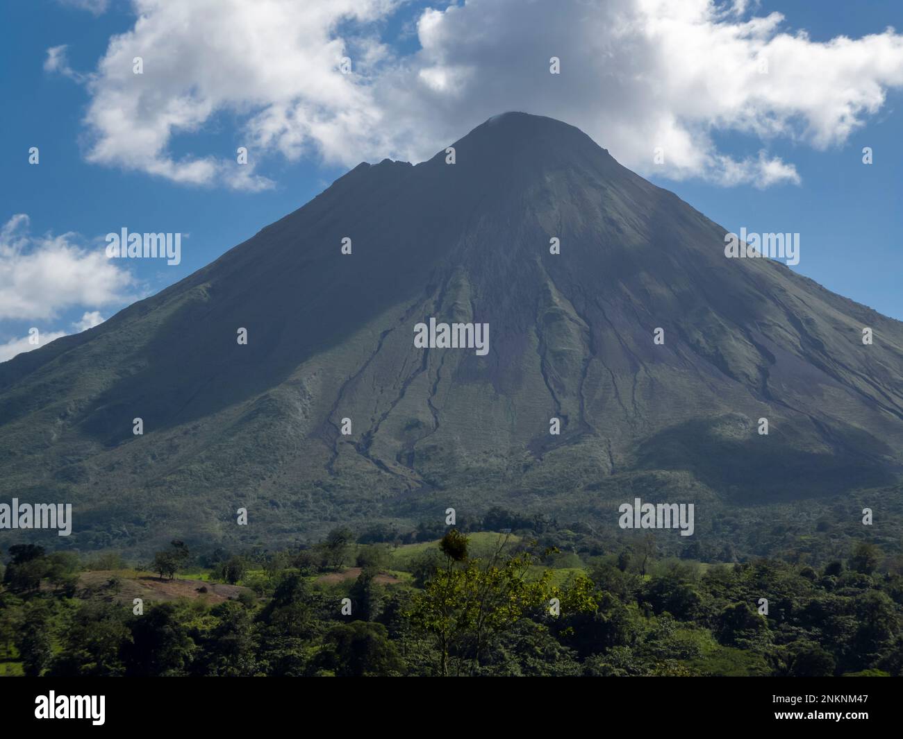 Ein Blick auf den Vulkan Arenal in der Nähe von La Fortuna ohne Wolkendecke in Costa Rica Stockfoto