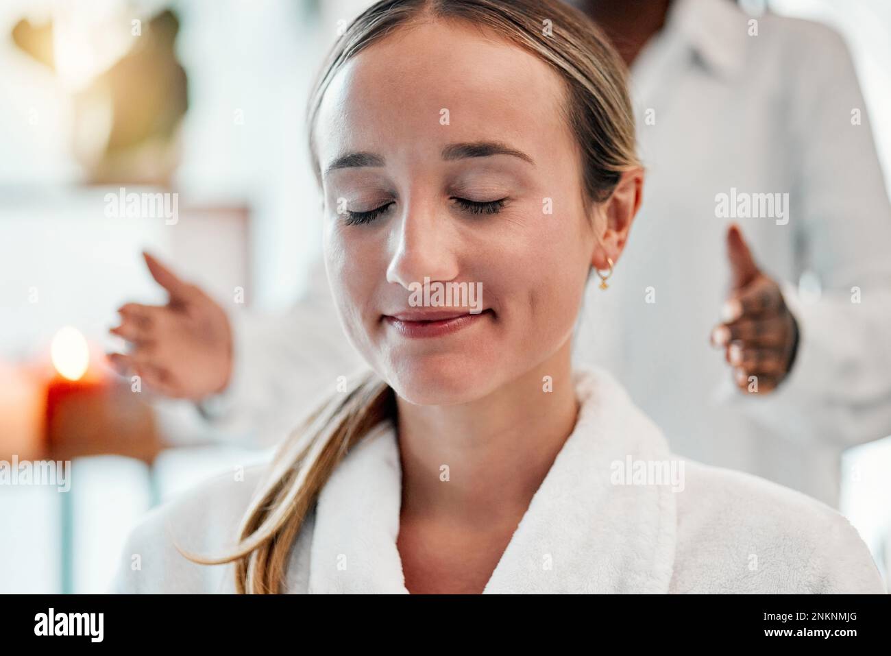 Entspannen Sie sich, reiki und eine Frau mit Lächeln im Spa für spirituelle Chakra-Therapie und ganzheitliche oder alternative Medizin. Heilung, Gleichgewicht und Zen, Person mit Stockfoto