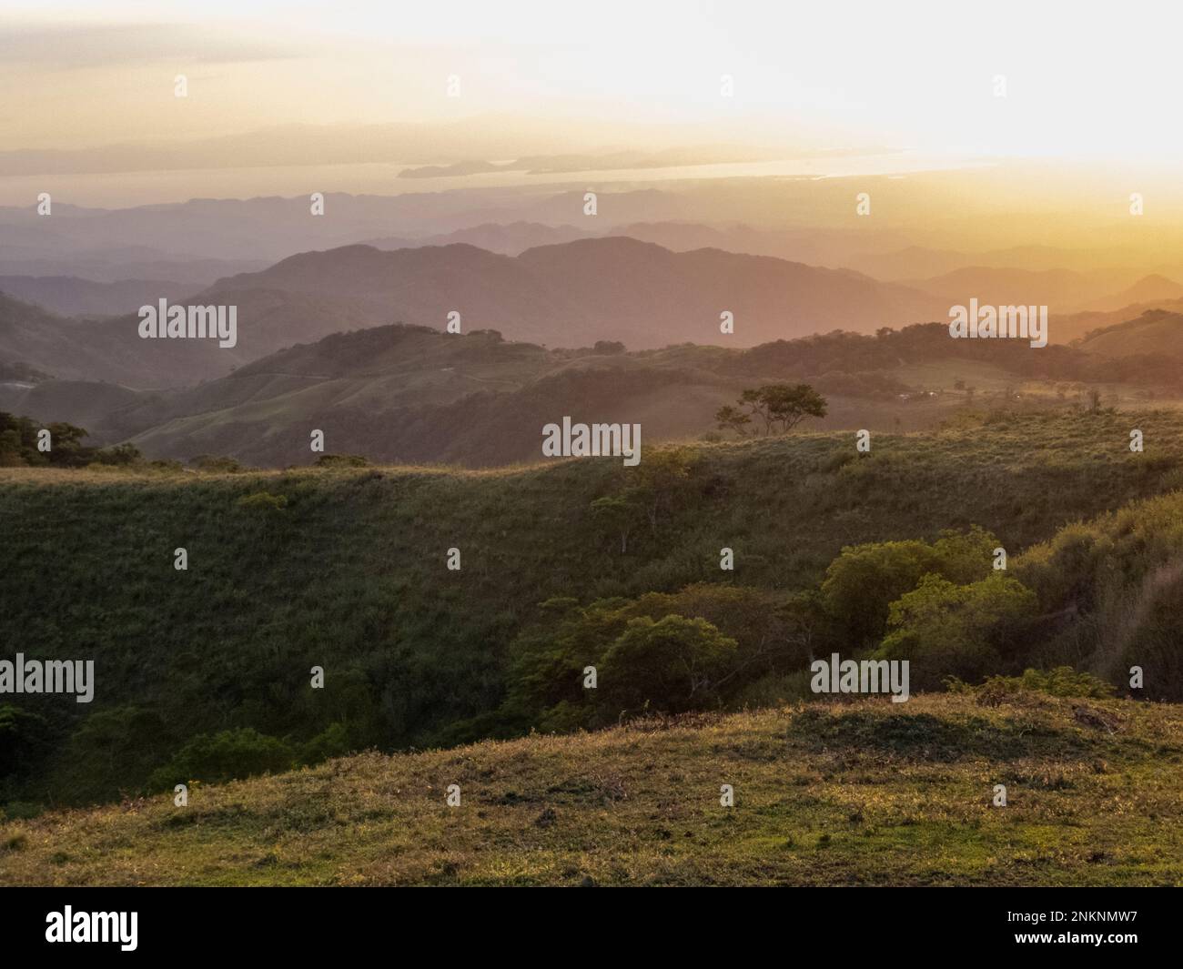 Blick über die Berge bei Sonnenuntergang in der Nähe von Monte Verde in Costa Rica Stockfoto