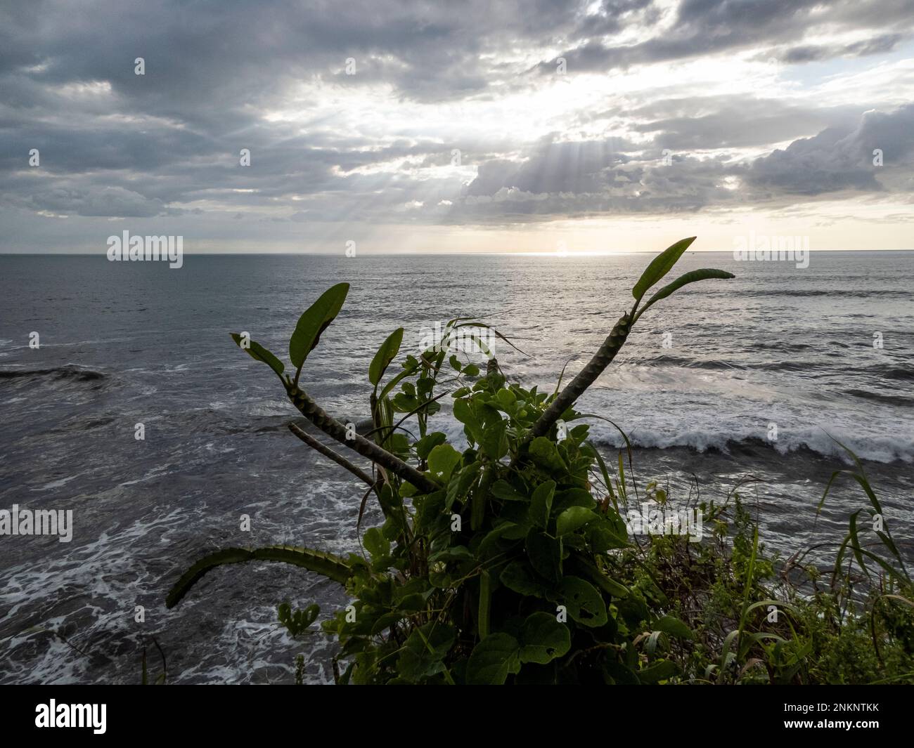 Ein erhöhter Blick über das Meer mit Sonnenlicht, das durch die Wolken in der Nähe von Nosara in Costa Rica strömt Stockfoto