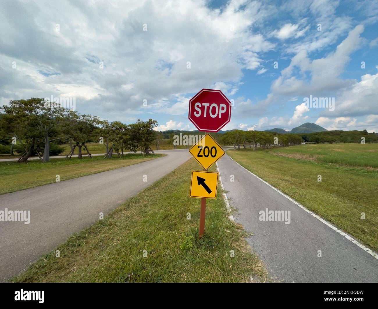 Gefahrschild für Tiere. Achtung, Straßentier-Schild. Stockfoto