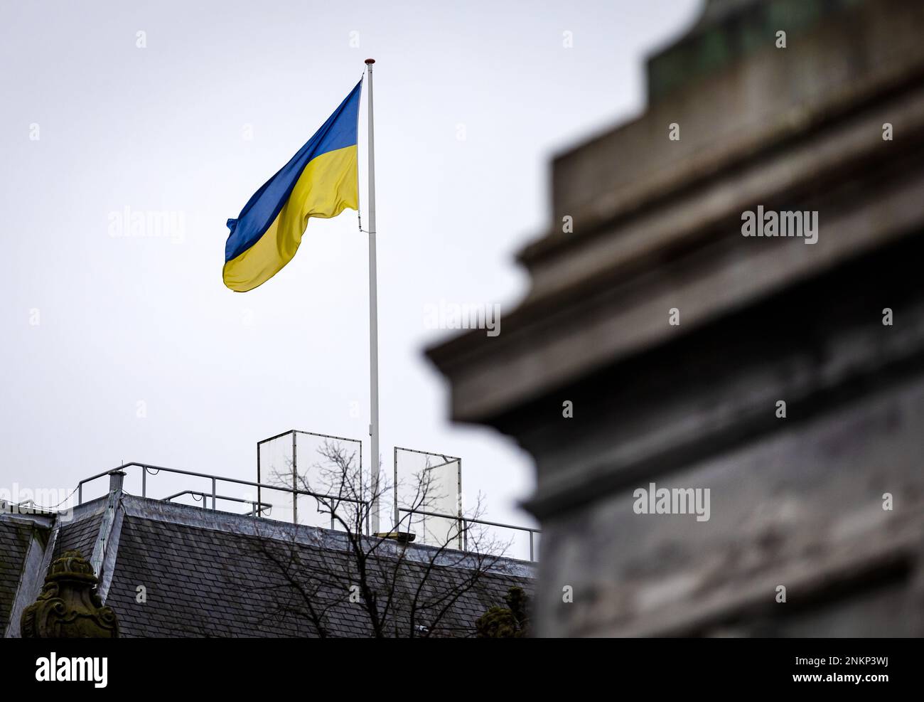 DEN HAAG - Eine ukrainische Flagge im Verteidigungsministerium an dem Tag, an dem Russland vor einem Jahr in die Ukraine einmarschierte. ANP REMKO DE WAAL niederlande raus - belgien raus Stockfoto