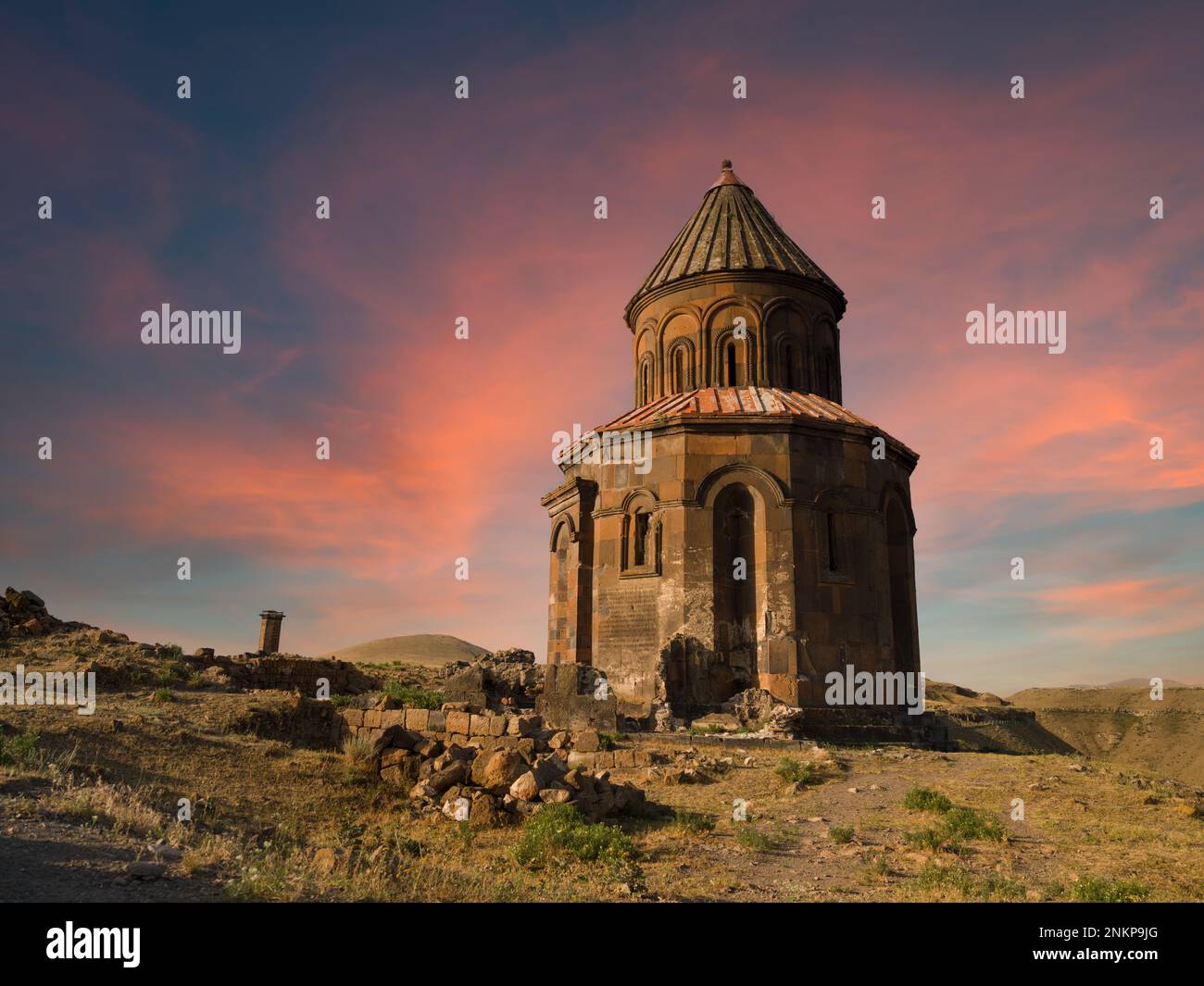 Die historische Kirche Saint Gregory of Abumarents bei Sonnenaufgang. Alte armenische Stadt Ani, die zum UNESCO-Weltkulturerbe gehört. Reisen in der Türkei Stockfoto